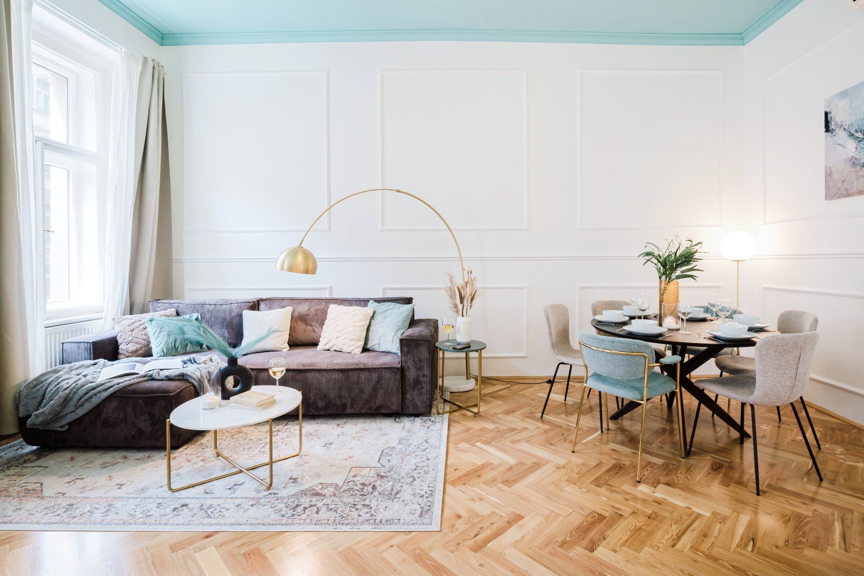 Realizacja: podkreślony sufit, naturalne światło i tekstury wnoszące lekkość i przytulność.