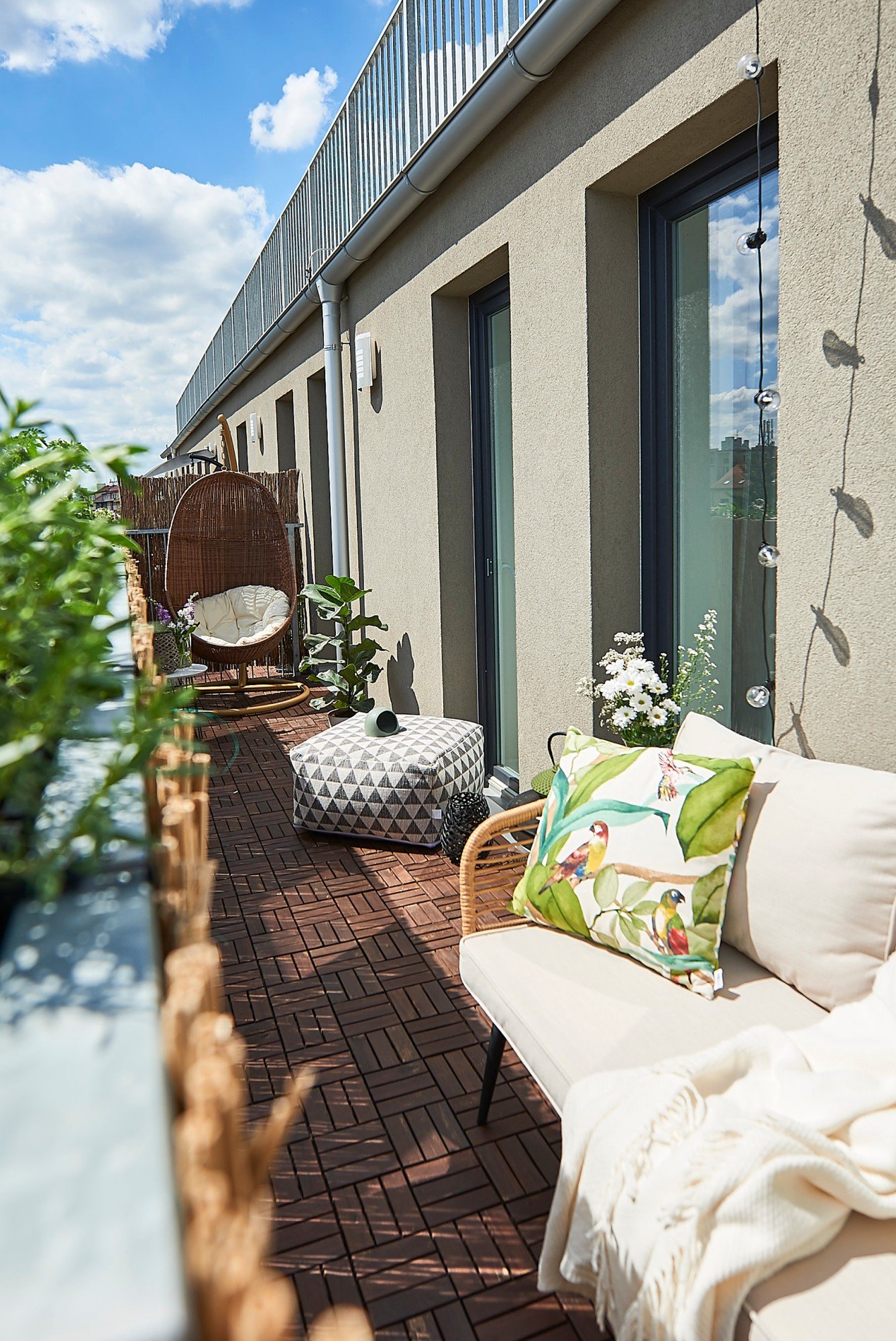 Na długim i wąskim balkonie meble ustaw wzdłuż ściany.