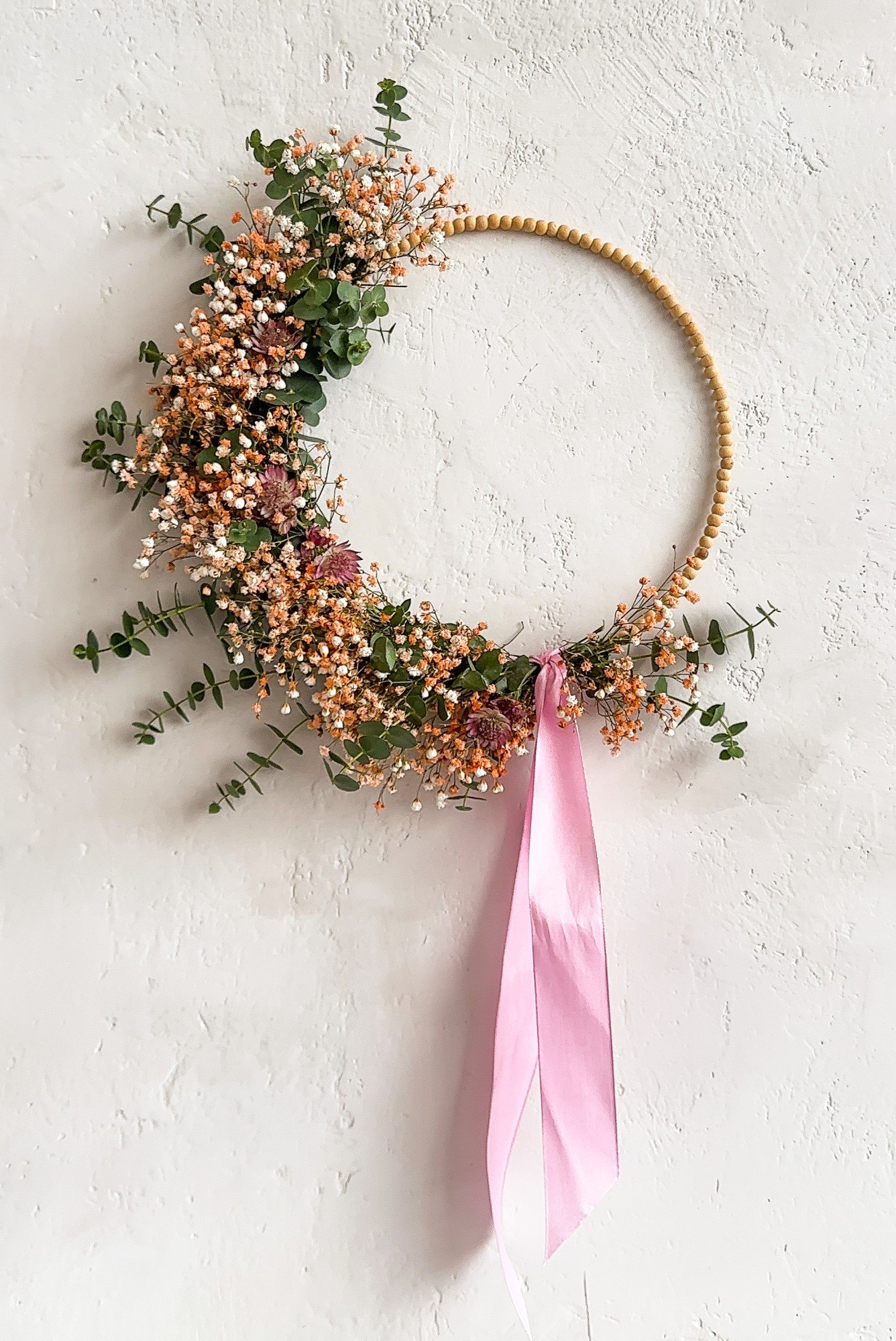 Wiosenny wianek z bazą z koralików.