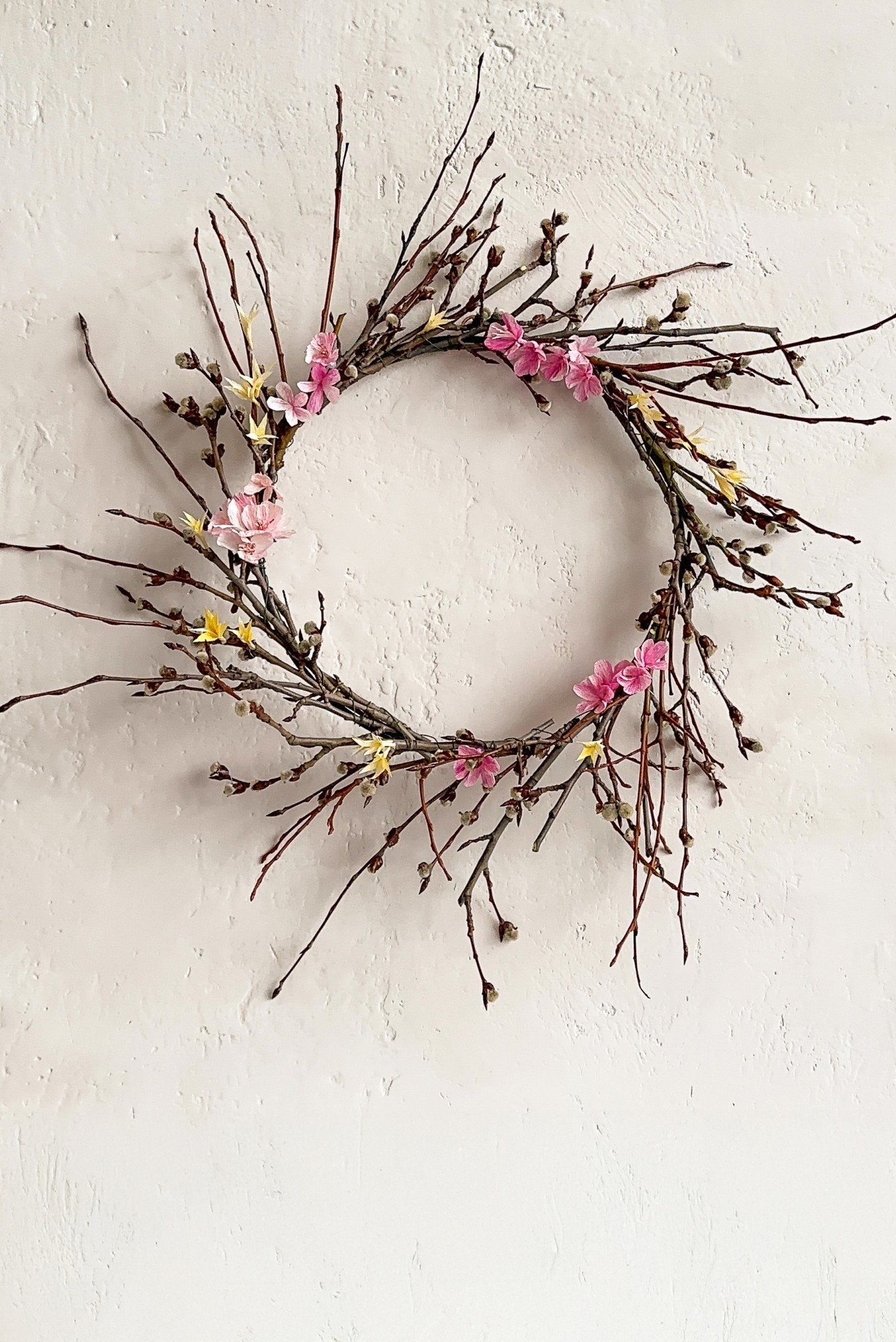 Wianek ozdobiony kwiatkami z papieru jedwabnego.