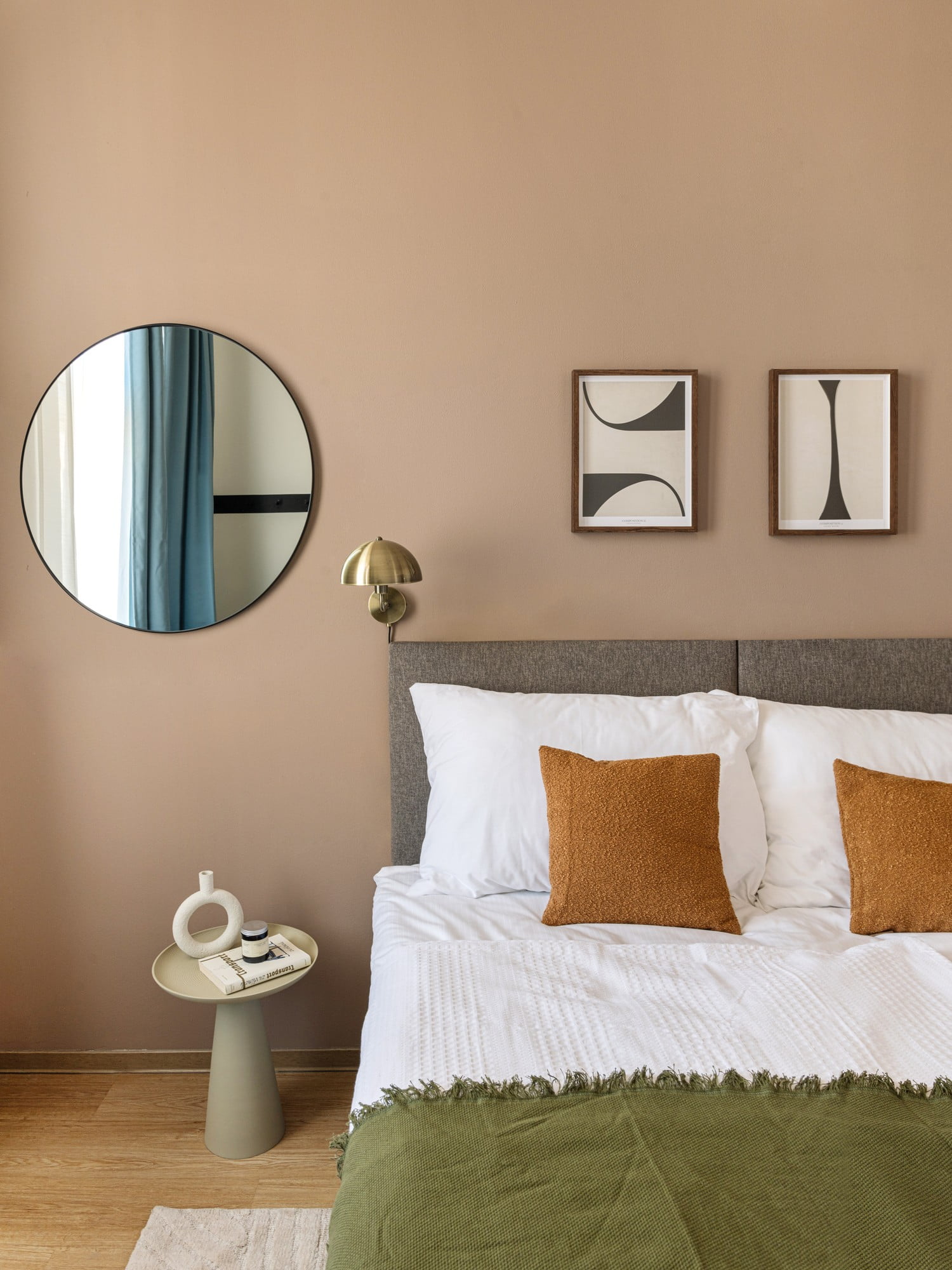 W nowoczesnej sypialni ważny jest wizualny spokój, który można osiągnąć wybierając meble o prostych liniach i bez zbędnych dekoracji.