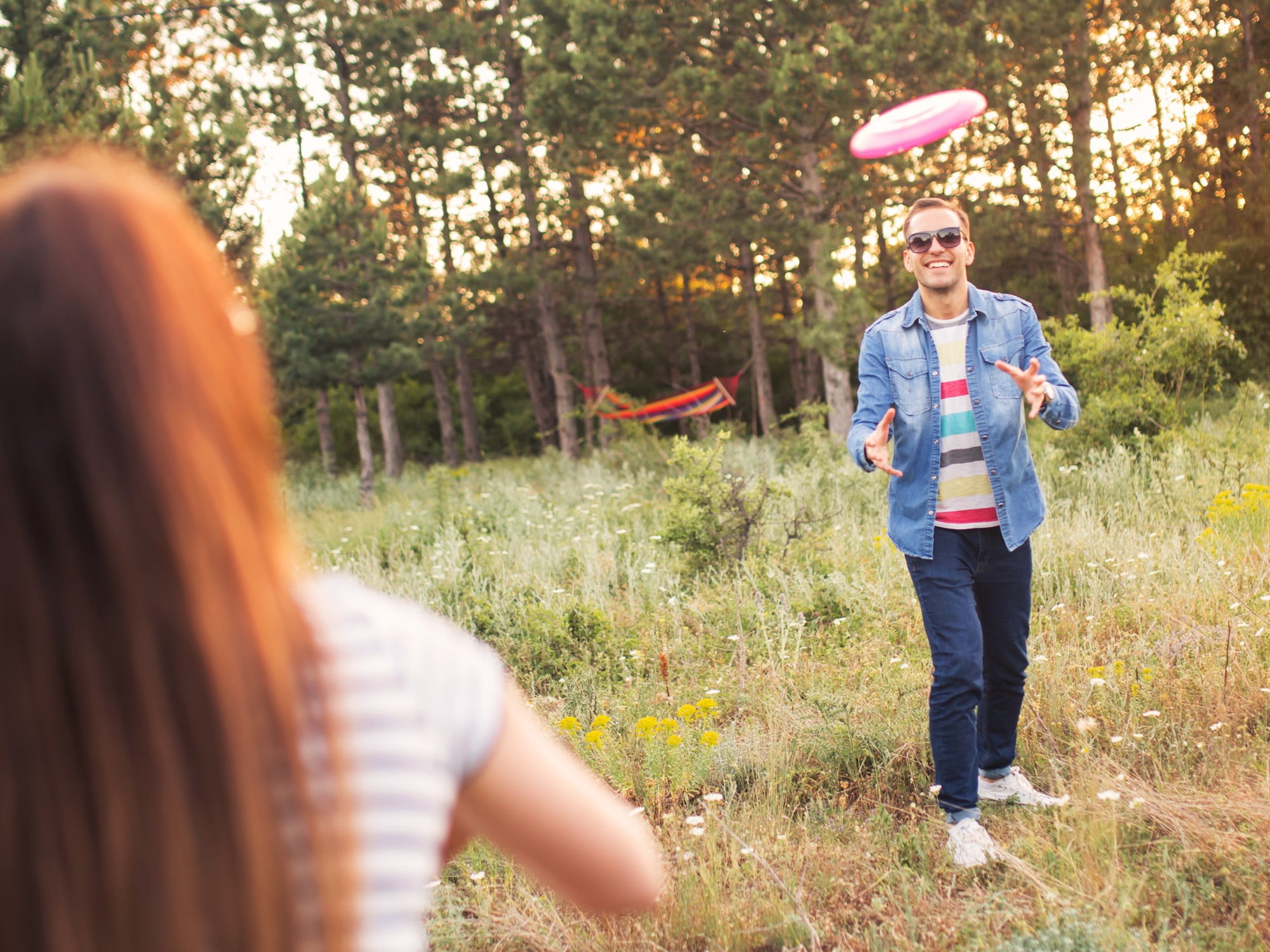 Popularną zabawą do ogrodu jest na przykład frisbee.