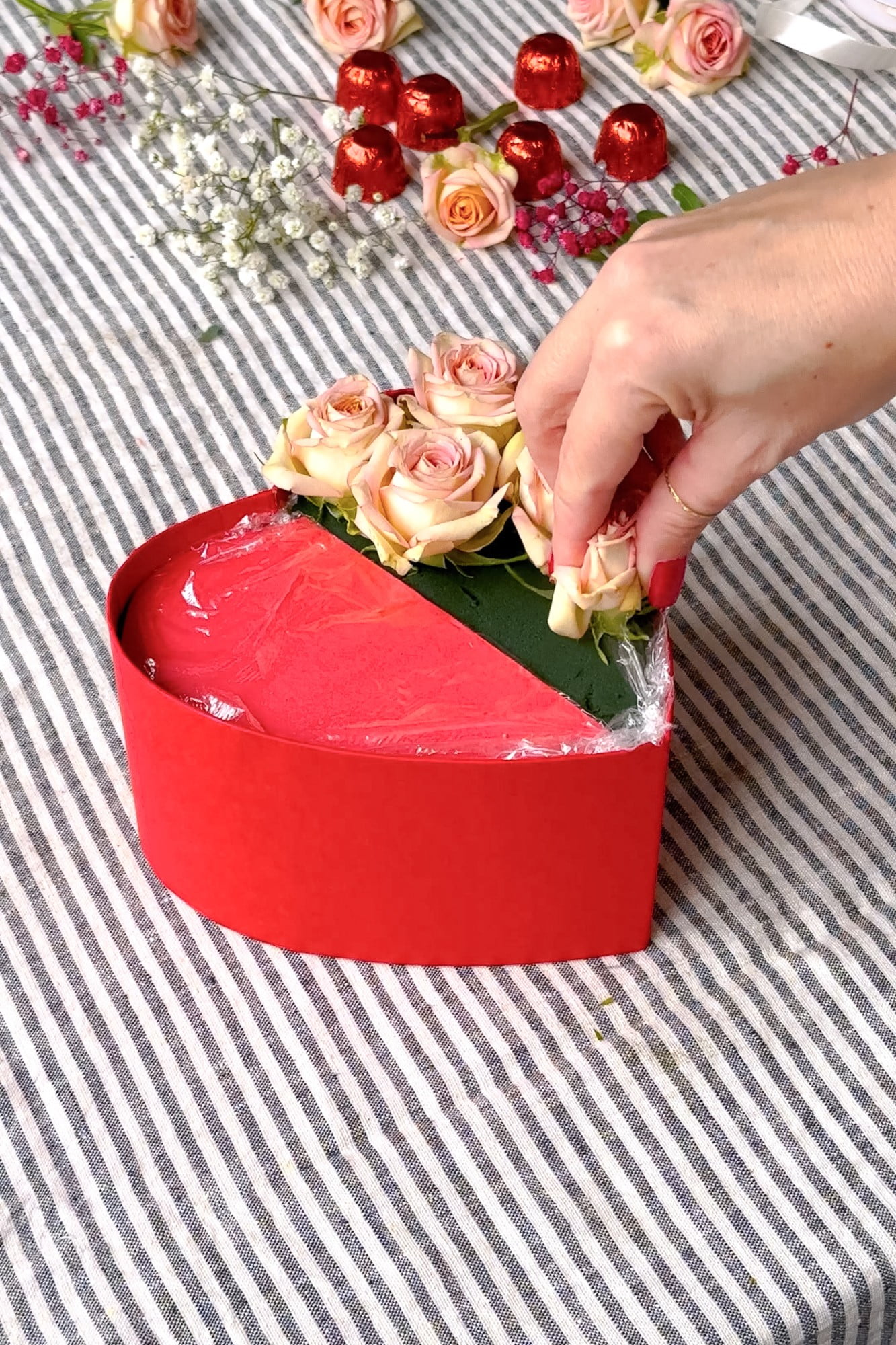 Na połówce z gąbką umieść kwiaty.