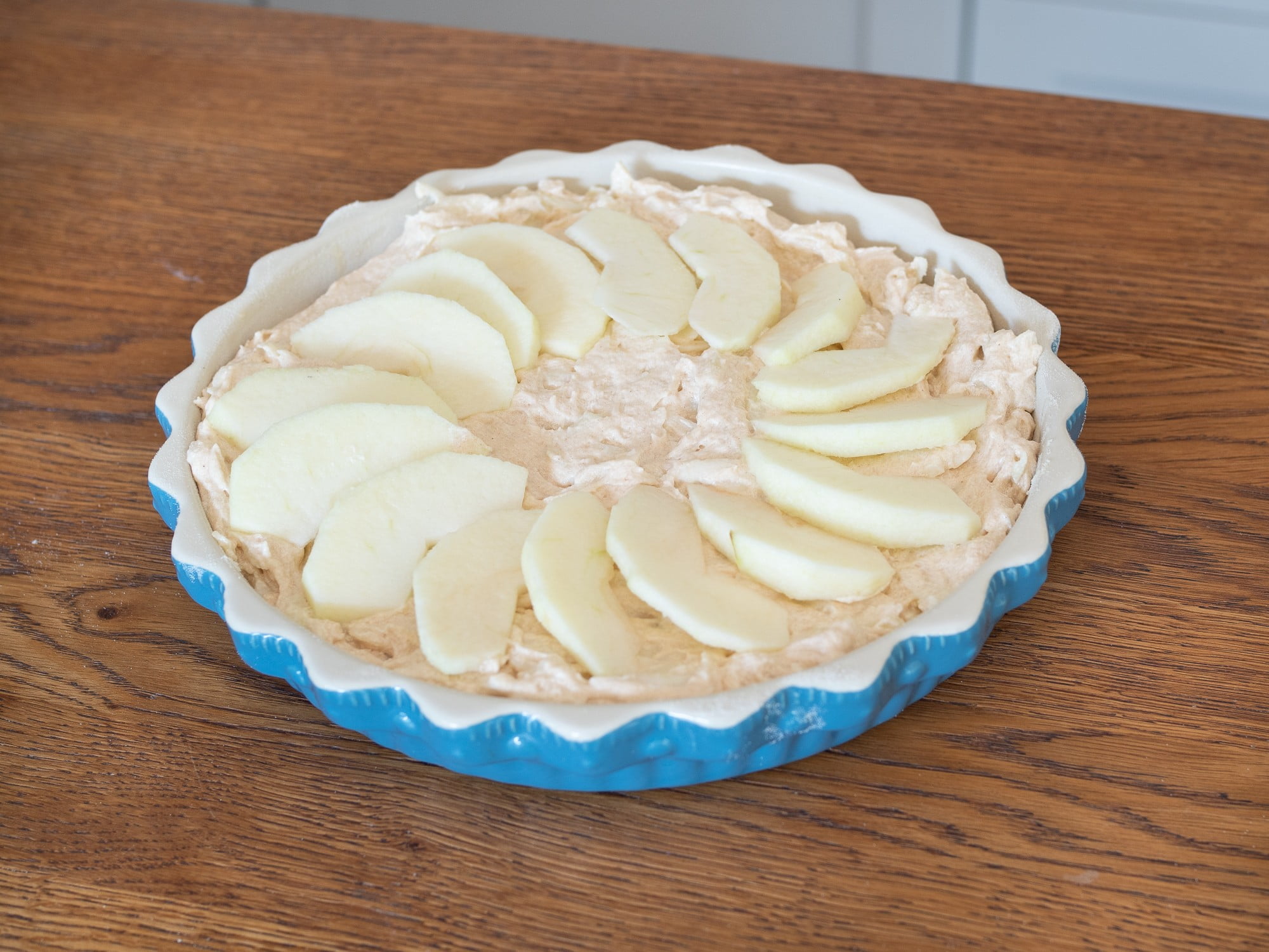 Ciasto udekorowane plasterkami jabłek