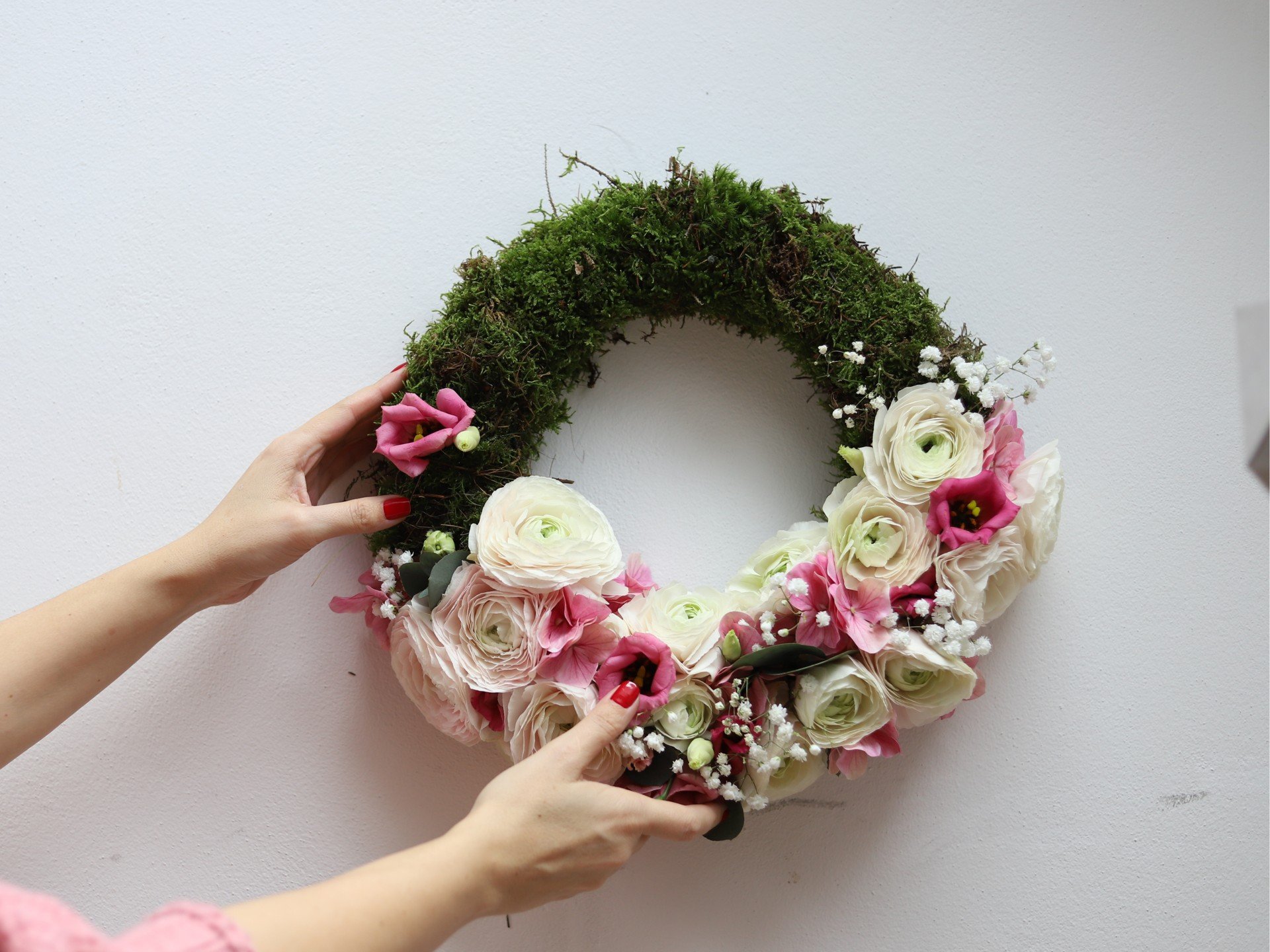 Wianek z różowymi i białymi jaskrami wytrzyma dzięki gąbce florystycznej.