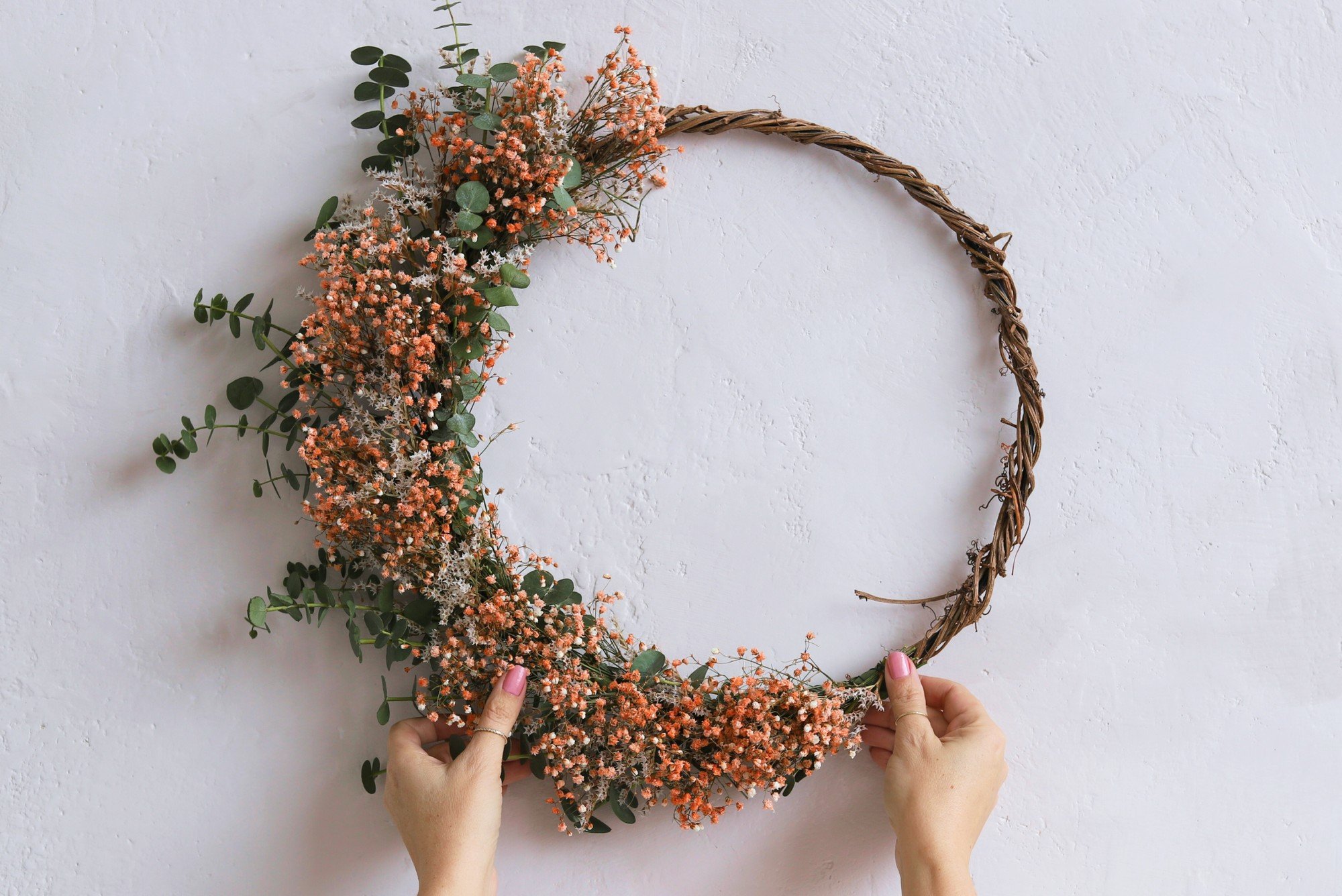 Wianek na drzwi z gipsówki i eukaliptusa