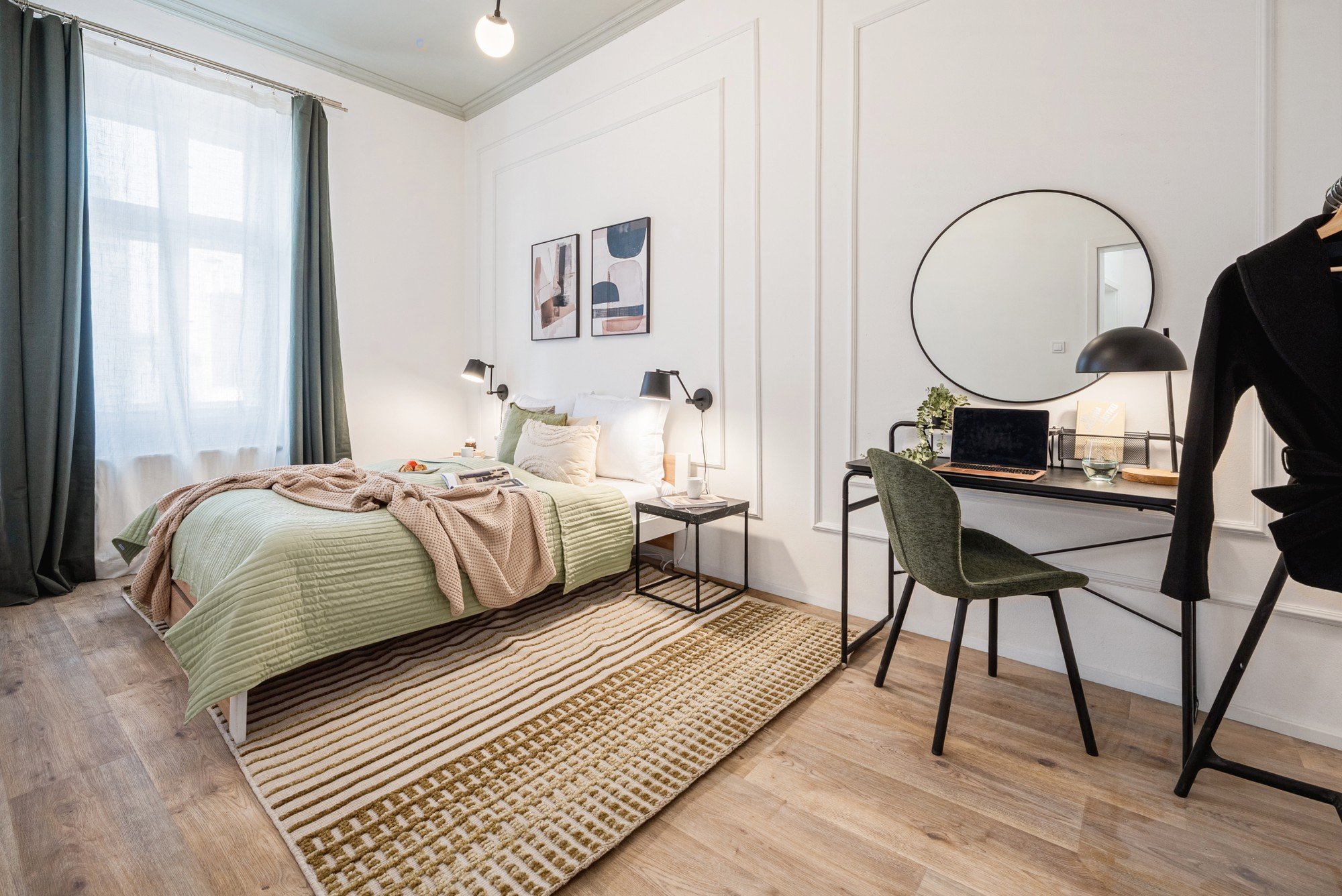 Realizacja potwierdza, że nawet jeden pokój może być przestronny i zapewniać miejsce do pracy i odpoczynku.