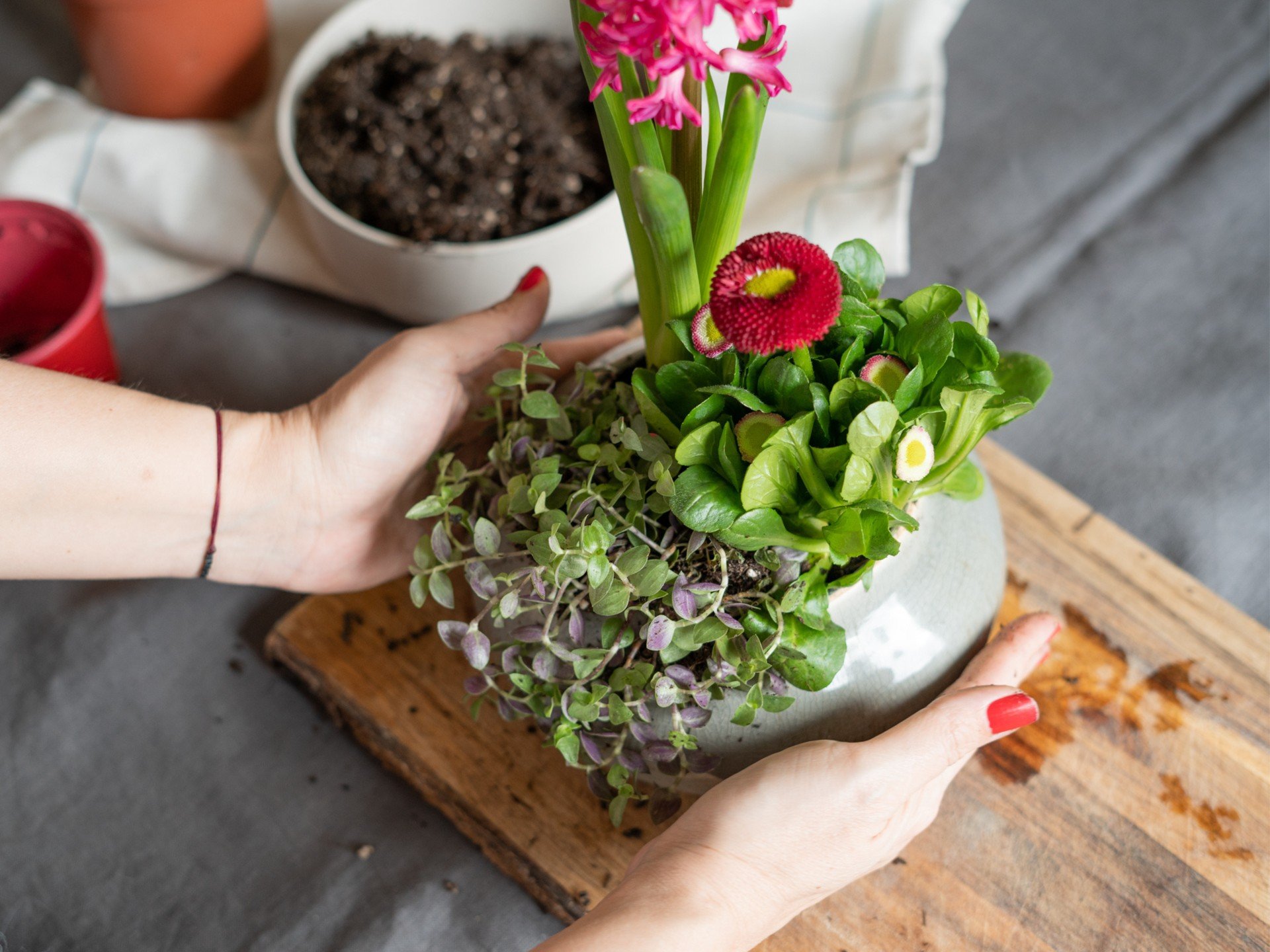 Wiosenne dekoracje z żywych kwiatów.