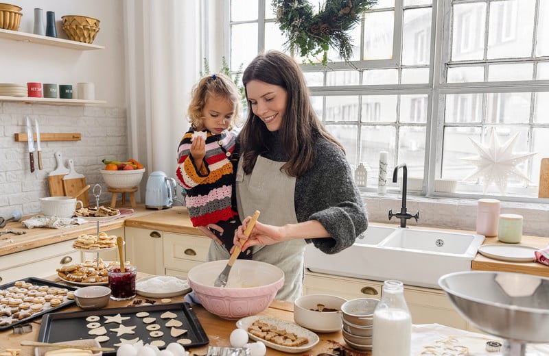 Jak zaangażować dzieci w pieczenie świątecznych ciast i ciasteczek