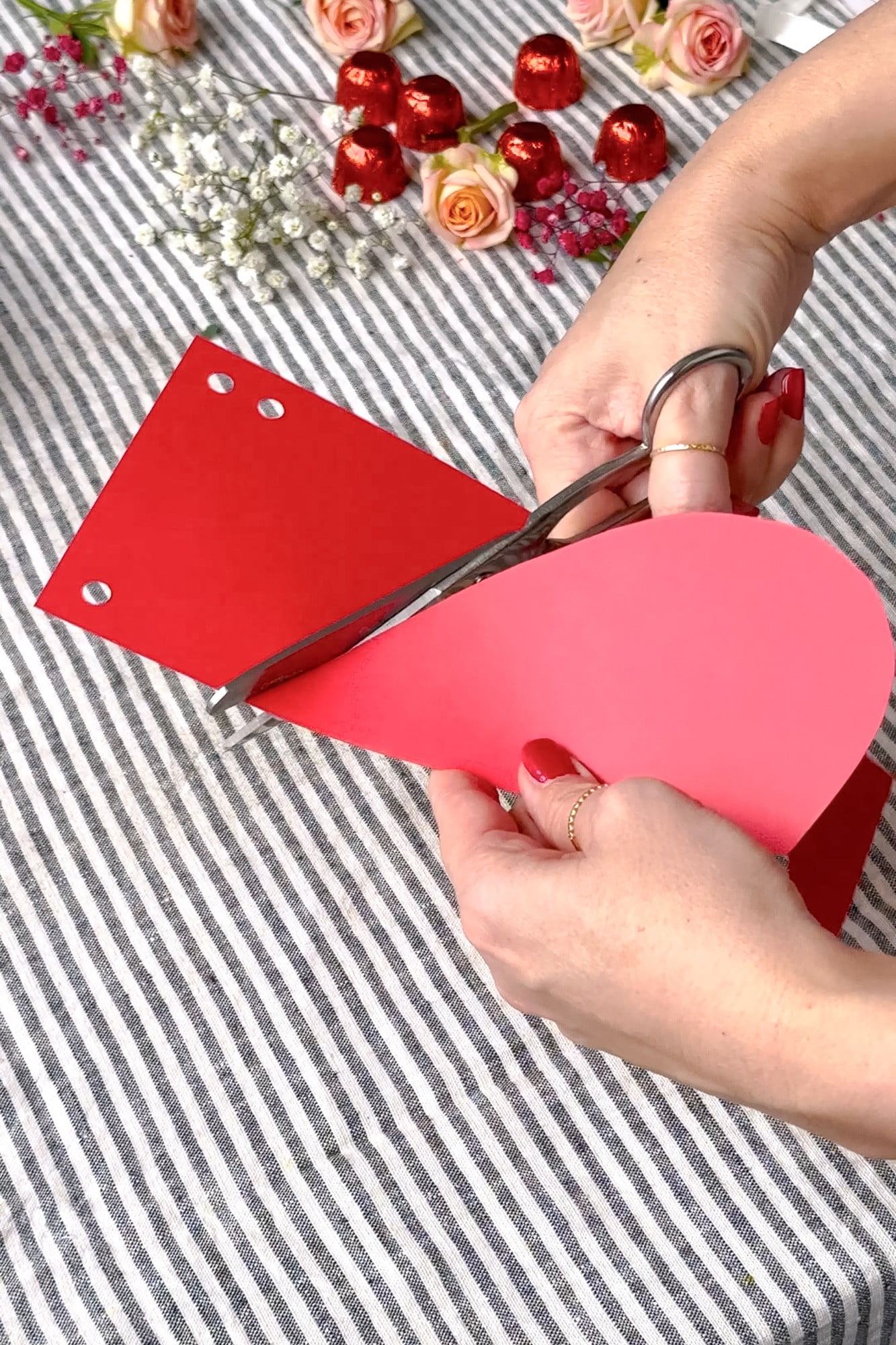 Drugą połówkę serce wypełnij papierem a na wierzchu umieść wycięte z twardego papieru lub kartonu serce.