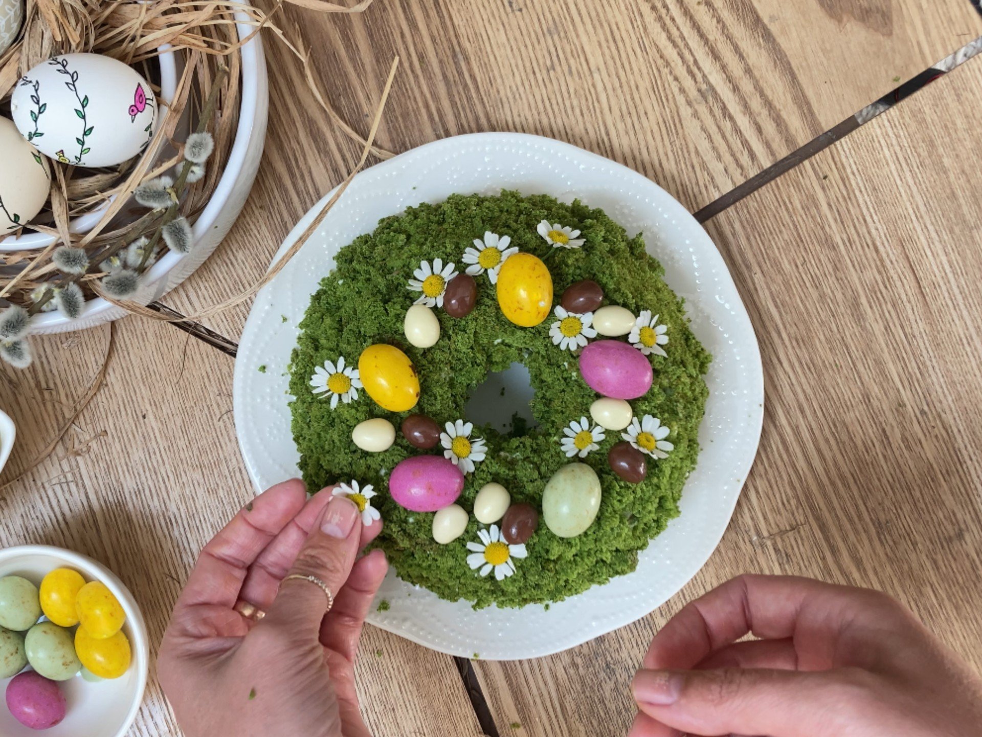 Niecodzienny wianek – tort leśny mech w upieczony w formie do babki.
