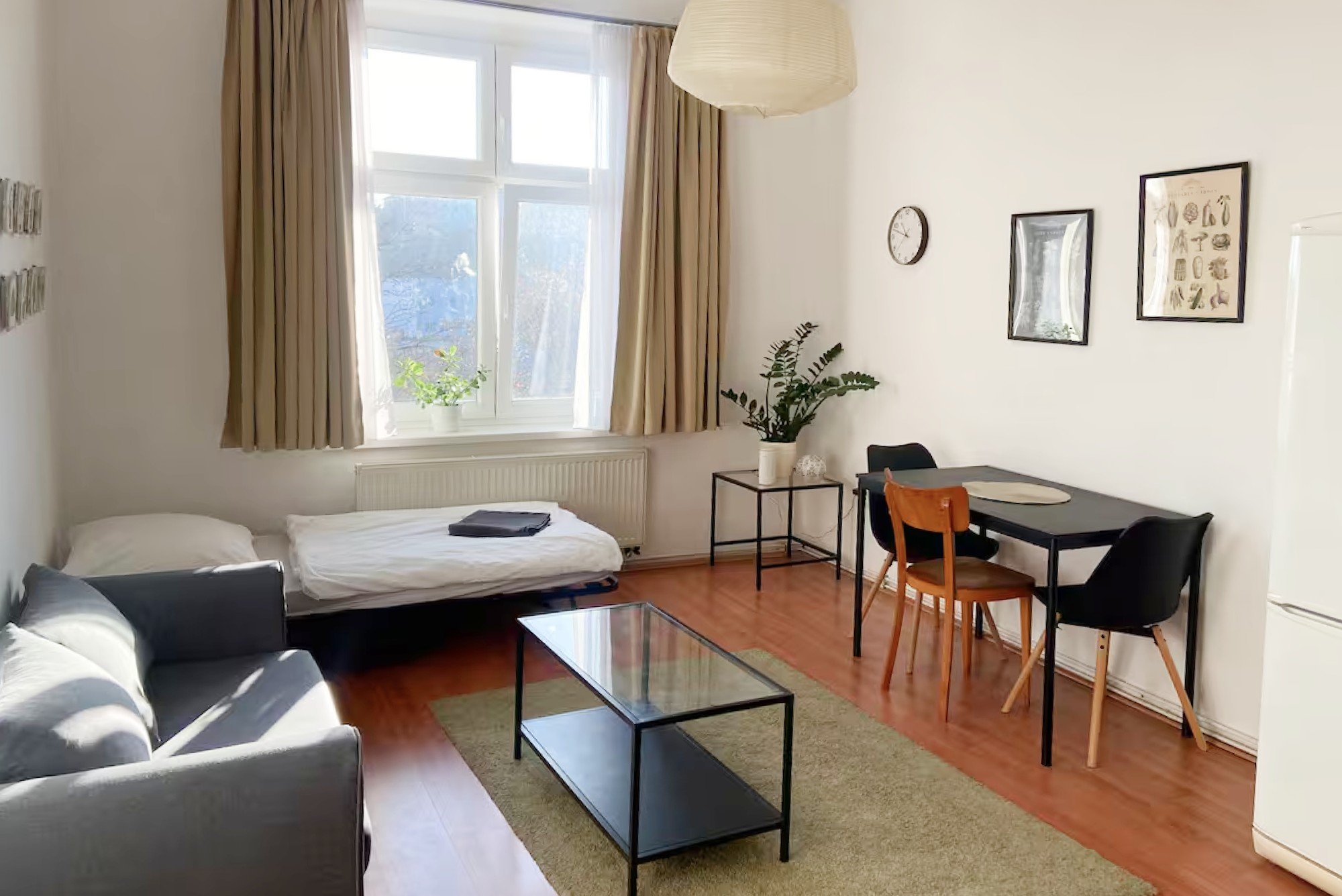 Salon był jasny i przestronny i miał prostą bazę. Potrzebował jednak zmiany atmosfery i dopełnienia całości odpowiednimi dodatkami. 