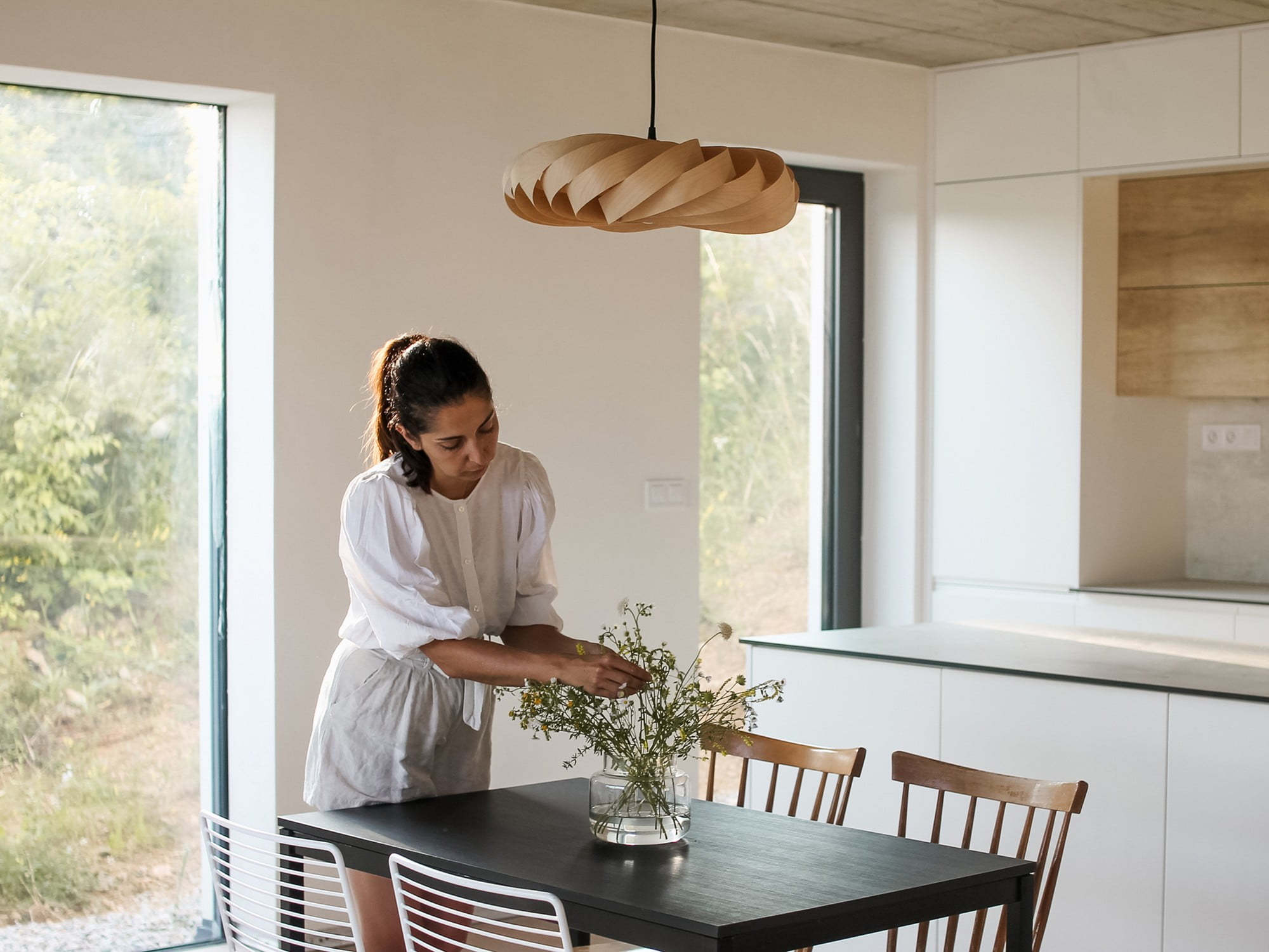 Lampa świetnie sprawdzi się w minimalistycznych wnętrzach, na przykład nad stołem.