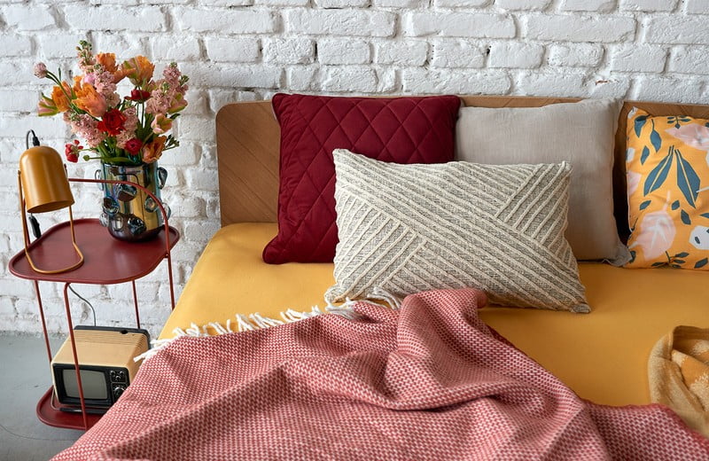 Jak łączyć różne wzory i kolory tekstyliów do sypialni