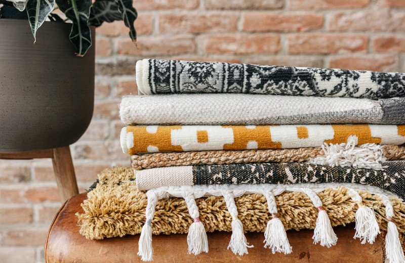 Przewodnik po materiałach i długości włosia dywanów