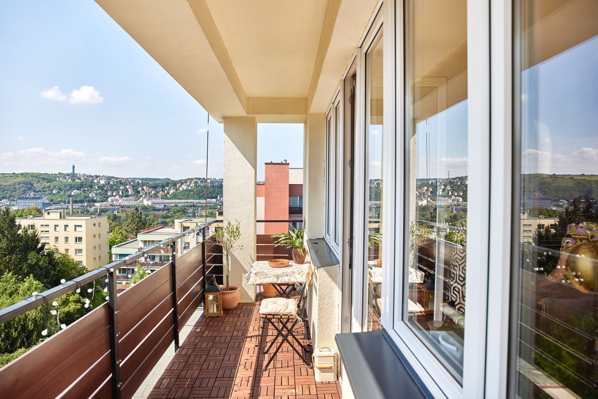 Balkon może być przedłużeniem kuchni i salonu, zwłaszcza latem.