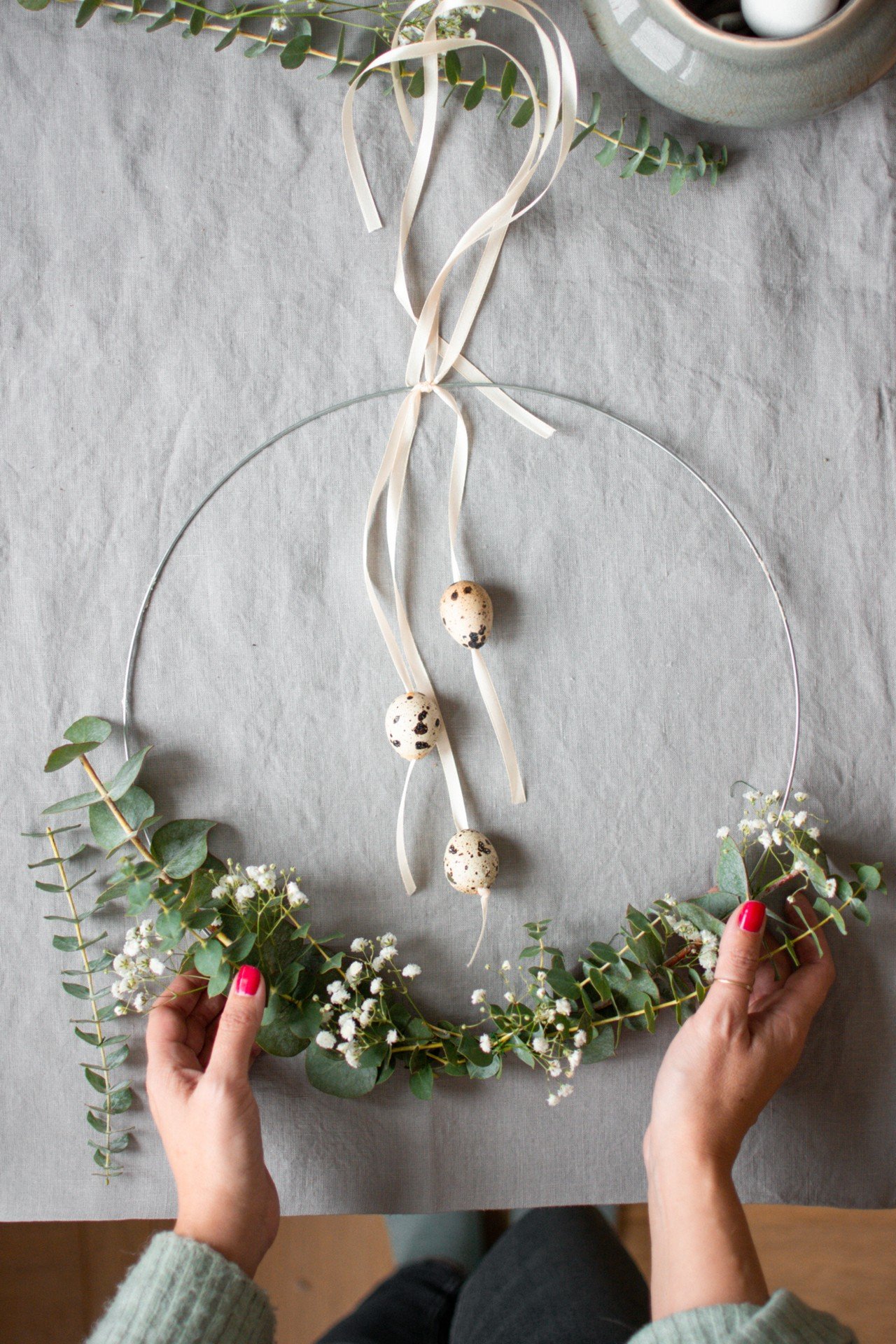 Naturalny wieniec z eukaliptusem i przepiórczymi jajami.