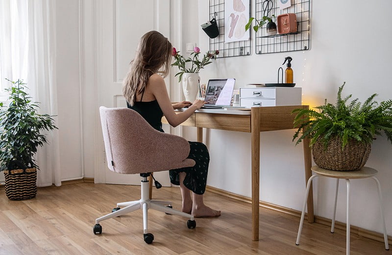 5 rad, jak prawidłowo siedzieć przy biurku 
