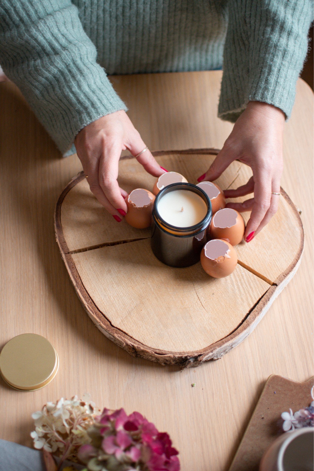 Do zrobienia dekoracji wykorzystaj skorupki jajek i sklej je we wianek. 