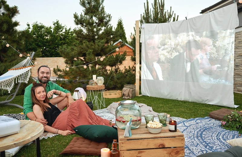 Letnie kino w ogrodzie