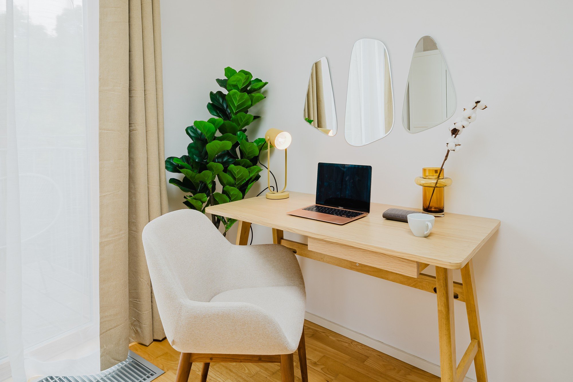 W większej sypialni zmieścił się także kącik do pracy.