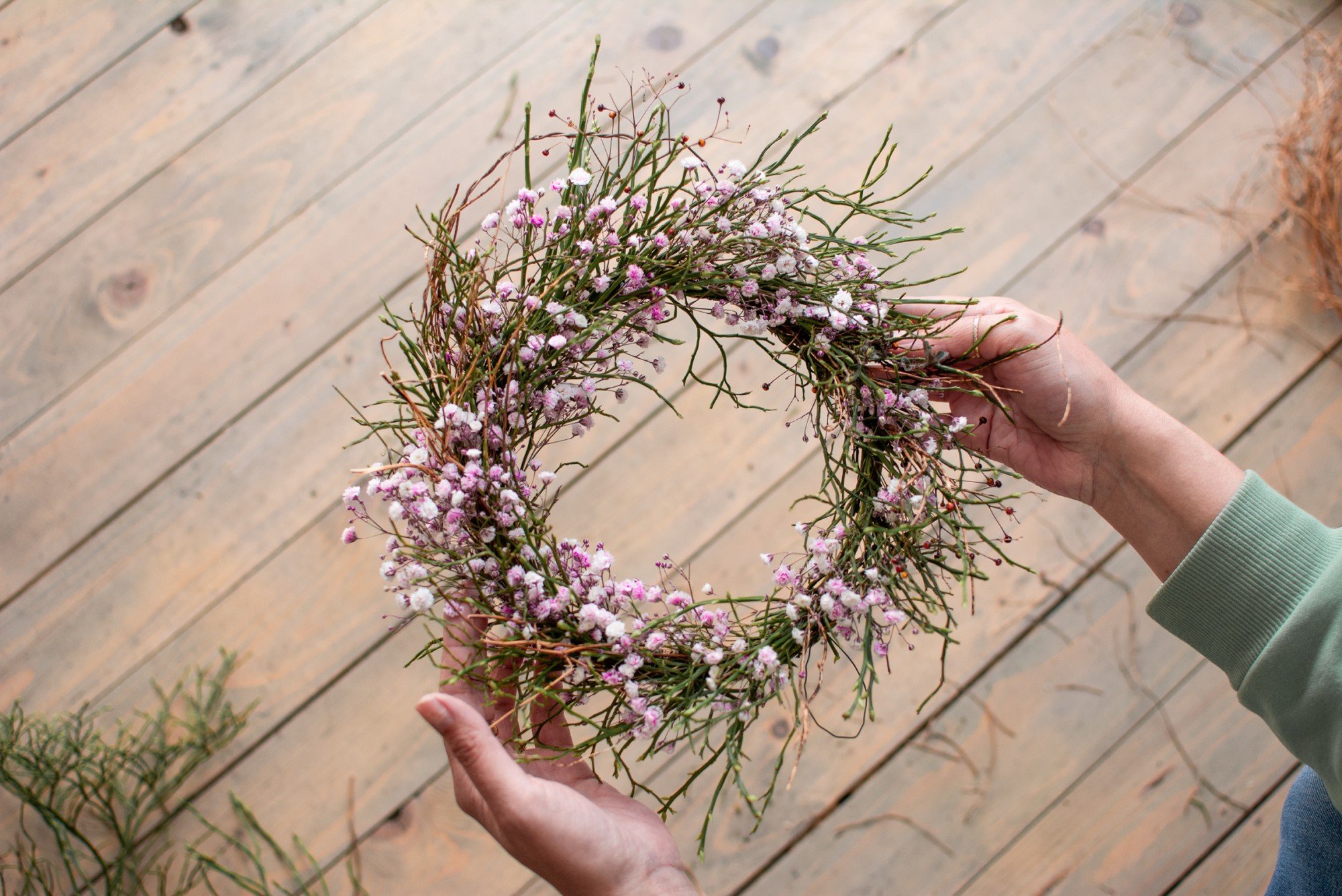 Wiosenny wieniec z borówki i gipsówki.