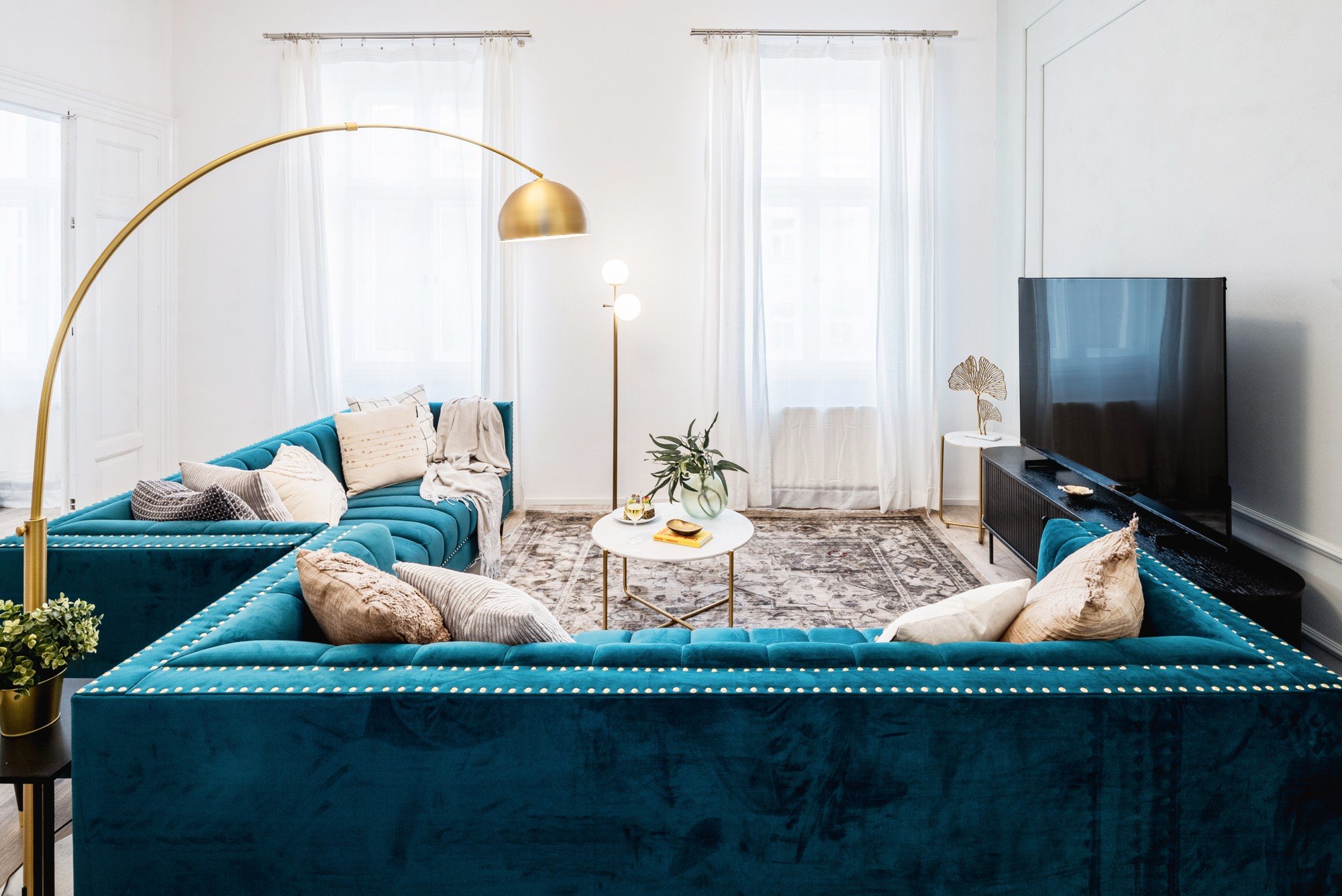 Złote akcenty i pieczołowicie wybrane dodatki wniosły do wnętrza powiew stylu glamour, bez niepotrzebnego przepychu. Salon jest więc reprezentacyjny, przytulny i idealny do wypoczynku.