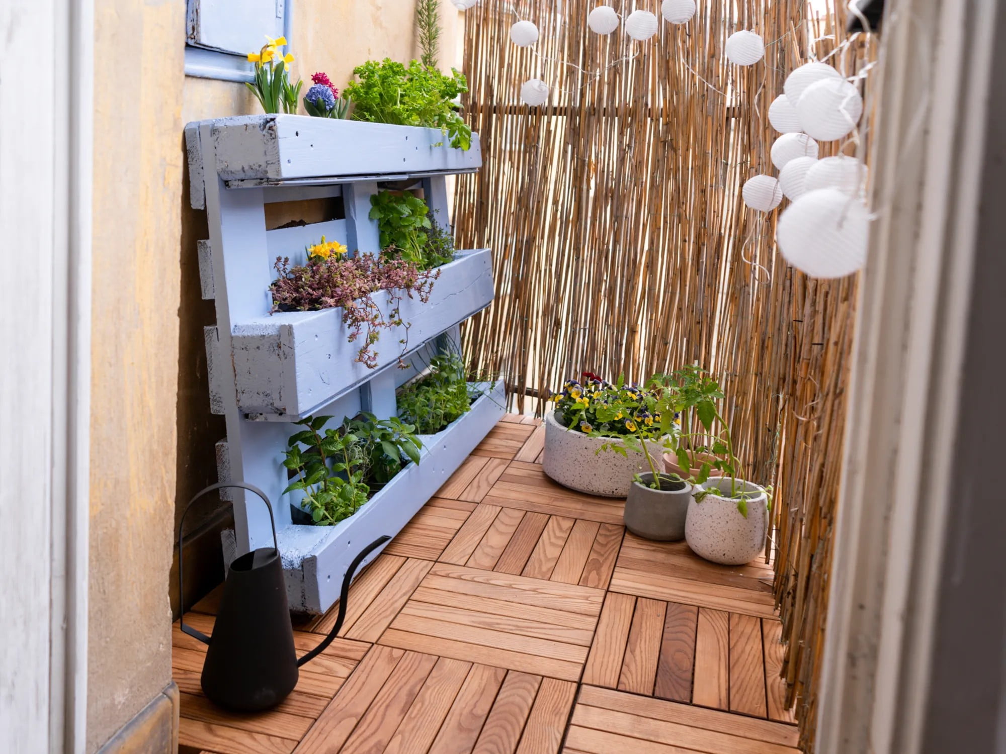 Jeśli uprawiasz zioła na balkonie, możesz zrobić dla nich praktyczny stojak z palet, aby zaoszczędzić cenną przestrzeń.