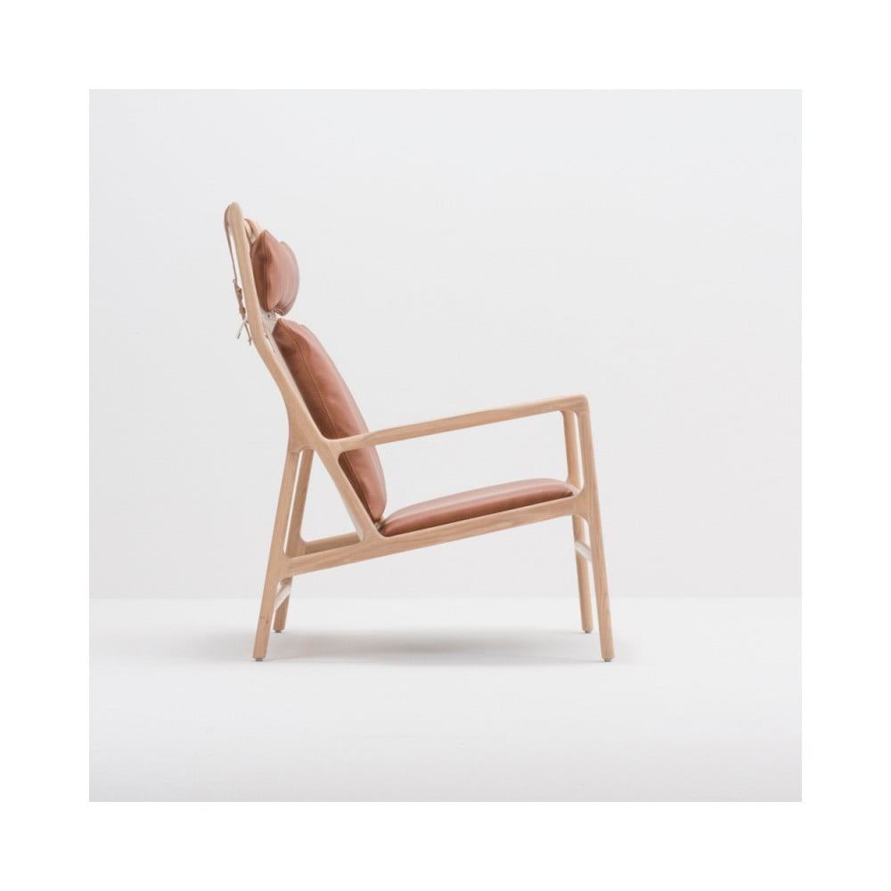 Fotel z konstrukcją z litego drewna dębowego i karmelowym siedziskiem z bawolej skóry Gazzda Dedo