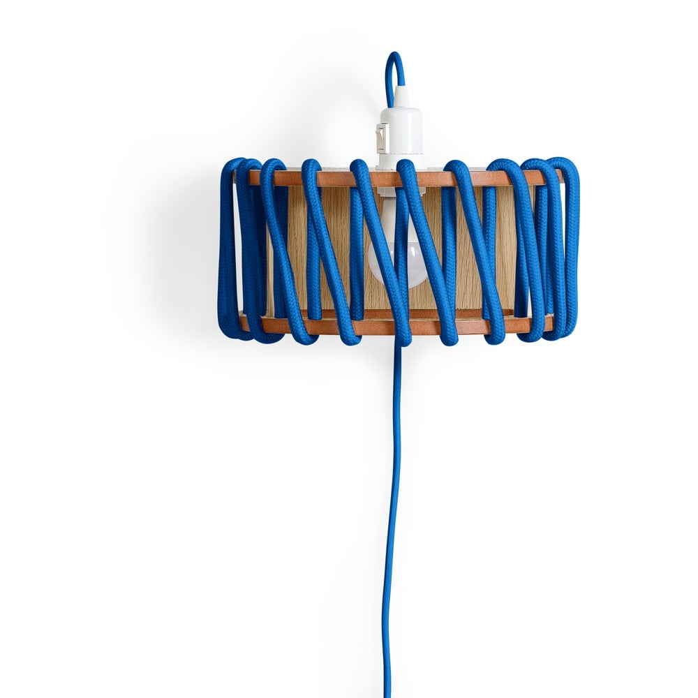 Niebieski kinkiet z drewnianą konstrukcją EMKO Macaron, szer. 30 cm