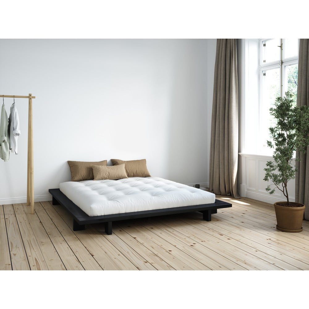 Czarne podwójne łóżko z drewna sosnowego z siatką 160x200 cm Japan - Karup Design