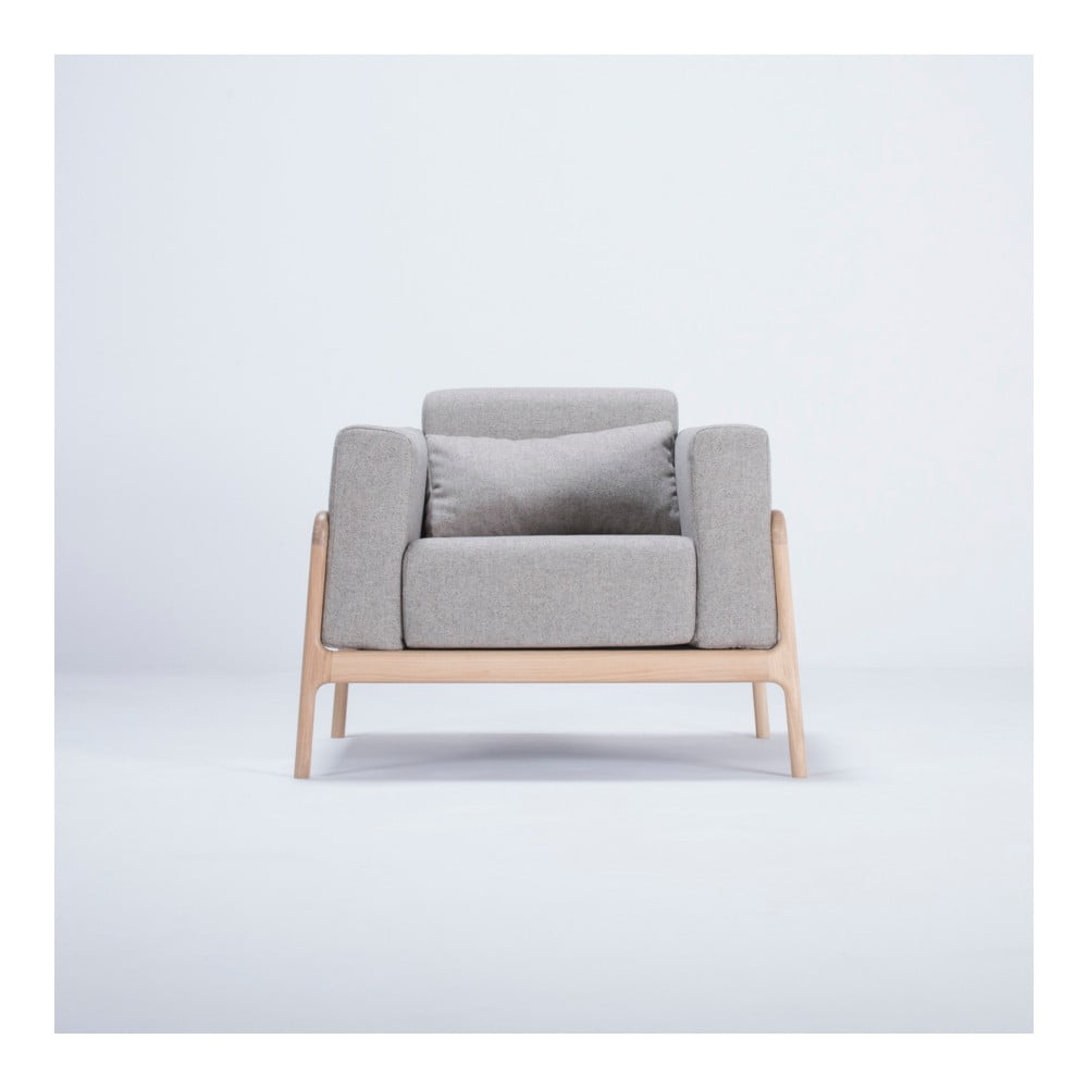 Fotel z konstrukcją z drewna dębowego z szarą tekstylną poduszką Gazzda Fawn