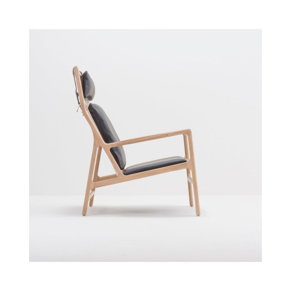 Fotel z konstrukcją z litego drewna dębowego i czarnym skórzanym siedziskiem Gazzda Dedo