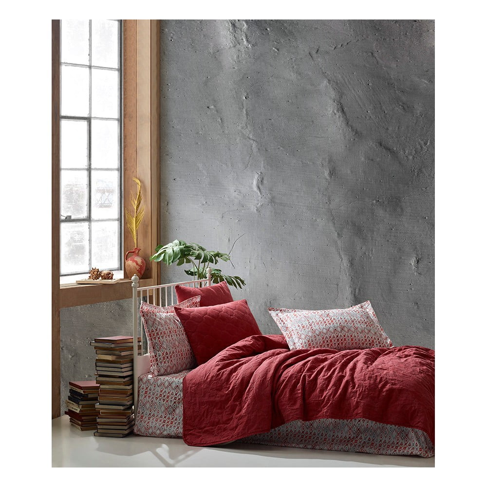 Czerwona narzuta z 4 poszewkami na poduszki z bawełny ranforce Şaheser Aden, 220x240 cm