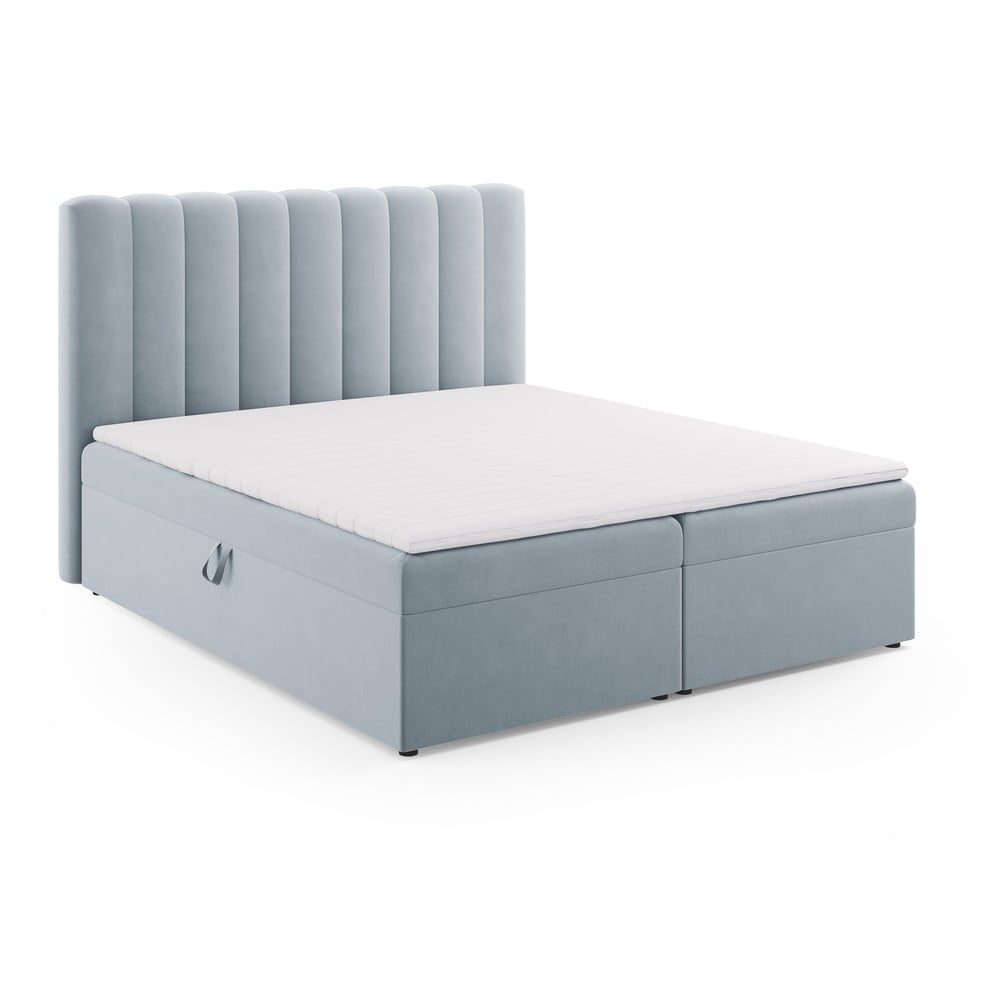 Jasnoniebieskie łóżko boxspring ze schowkiem 180x200 cm Gina – Milo Casa