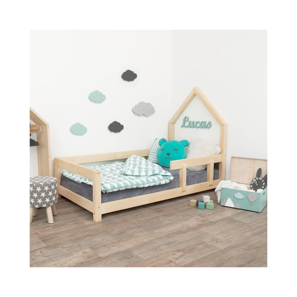 Naturalne łóżko dziecięce w kształcie domku z barierką po prawej stronie Benlemi Poppi, 80x180 cm