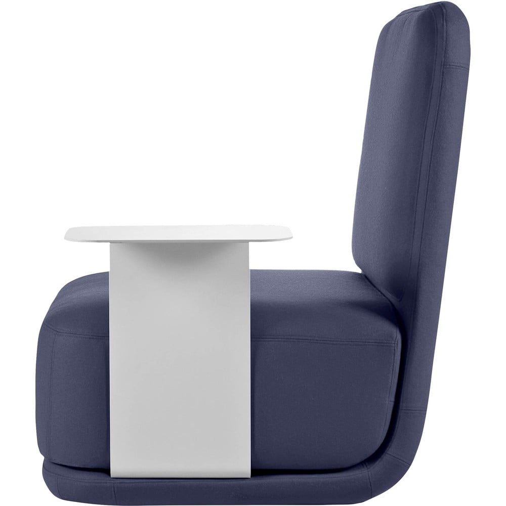 Ciemnoniebieski fotel z białym metalowym stolikiem Softline Standby High + Side Table