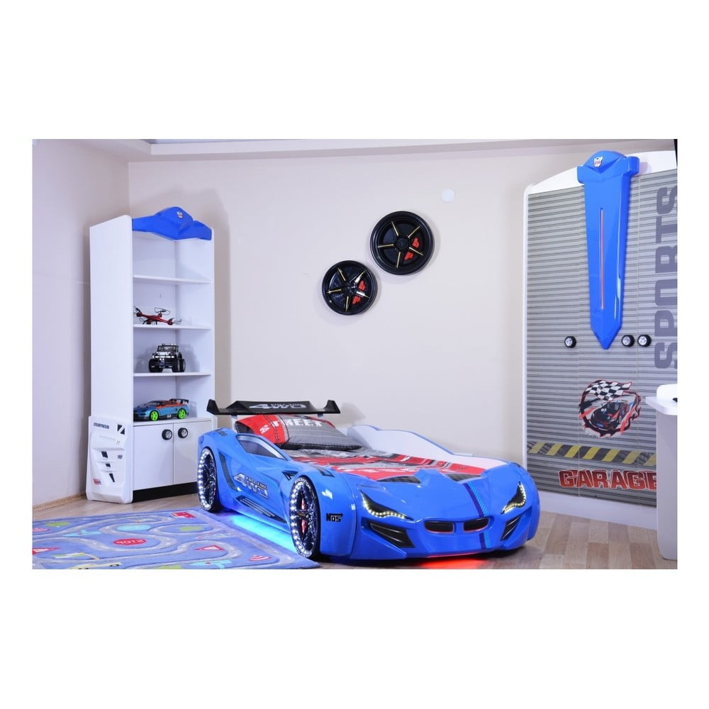Niebieskie łóżko dziecięce w kształcie auta z lampkami LED
