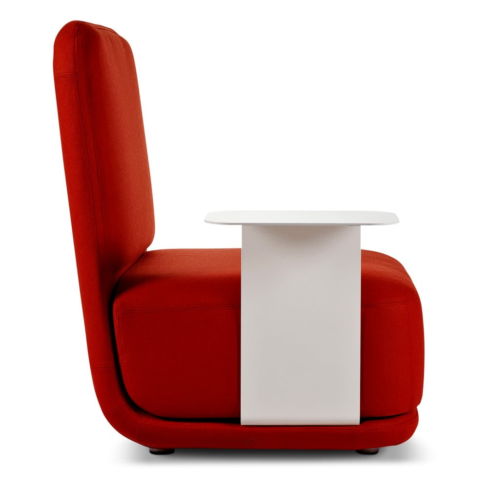 Czerwony fotel z białym metalowym stolikiem Softline Standby High + Side Table