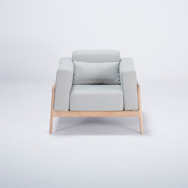 Fotel z konstrukcją z drewna dębowego z niebieskoszarą tekstylną poduszką Gazzda Fawn